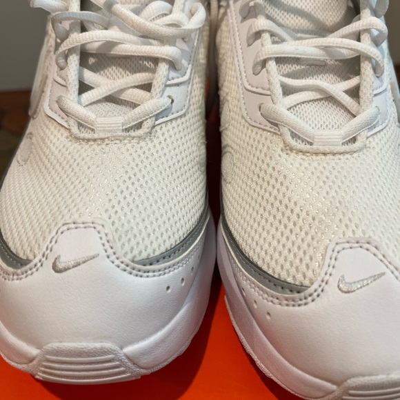 Like New Women’s Nike Air Max - Picture 7 of 9